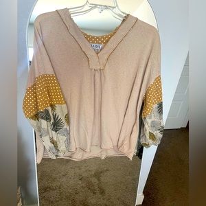 Super cute boutique top cute sleeves sz med